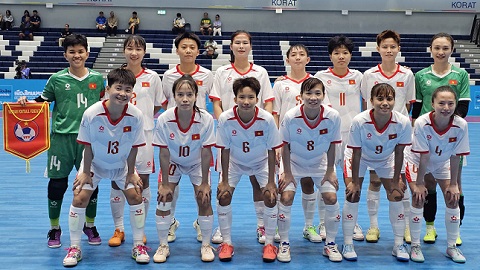 Simone Inzaghi celebrating with his Inter Milan players after beating Barcelona.